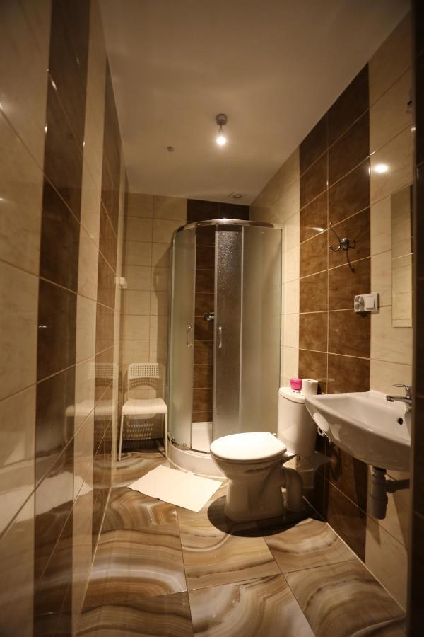 6 Bed Room with Shared Bathroom